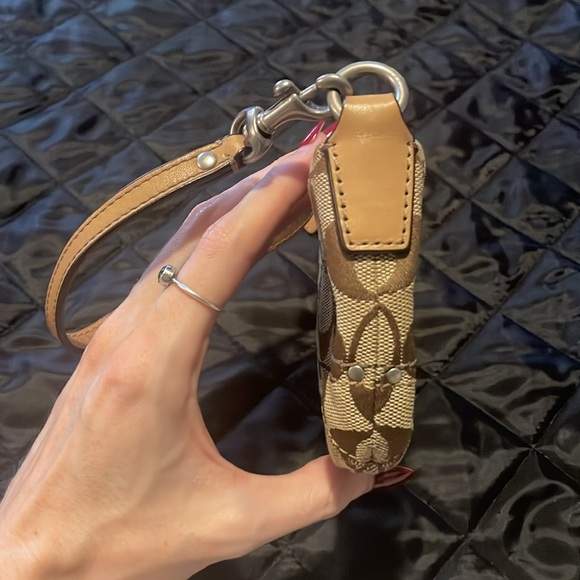 Coach Wristlet 🤎 - Picture 4 of 7